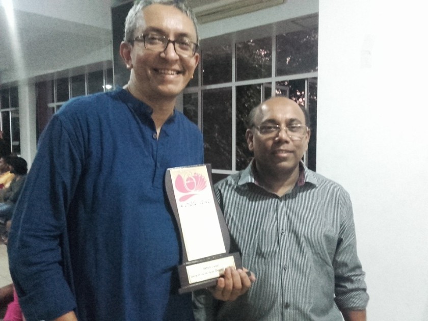 Nalaka Gunawardene (left) with Ajith Dharmakeerthi, chief organiser of Nelum Yaya Blog Awards Sri Lanka